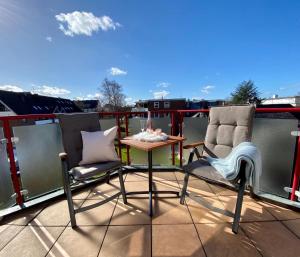 a patio with two chairs and a table on a balcony at Ferienwohnung Seelounge 8 in Scharbeutz