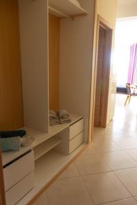 a room with white cabinets and a tiled floor at Beauty Plaza Apartaments in Santa Maria