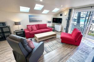 Searose BeachにあるOcean Front, Agate at Oregon House, Stairs to the Beach!のリビングルーム(赤いソファ2台、テレビ付)