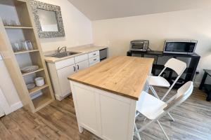 Searose BeachにあるOcean Front, Agate at Oregon House, Stairs to the Beach!のキッチン(シンク、カウンター、椅子付)