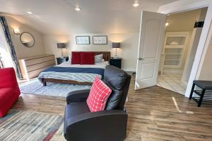 Searose BeachにあるOcean Front, Agate at Oregon House, Stairs to the Beach!のベッドとソファと椅子のある寝室