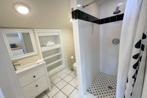 Searose BeachにあるOcean Front, Agate at Oregon House, Stairs to the Beach!のシャワーと洗面台を備えた白いバスルーム +16枚の写真