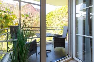 沙博伊茨Ferienwohnung Kleine Auszeit的阳台上配有桌椅的露台