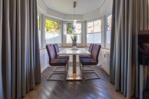 沙博伊茨Ferienwohnung Kleine Auszeit的一间有桌椅和窗户的餐厅