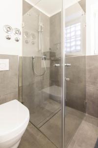 沙博伊茨Ferienwohnung Kleine Auszeit的带淋浴和卫生间的浴室 更多14张照片