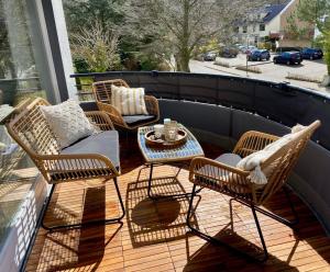 un patio con sedie e un tavolo sul balcone. di Ferienwohnung Strand Apartment - Scharbeutz a Scharbeutz