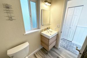 Ocean Front, Harmony at Oregon House, Stairs to the Beach! في Searose Beach: حمام مع مرحاض ومغسلة ونافذة +17 صورة