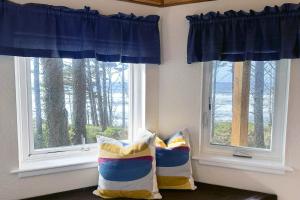 Ocean Front, Harmony at Oregon House, Stairs to the Beach! في Searose Beach: غرفة بها نافذتين مع الوسائد أمامهم