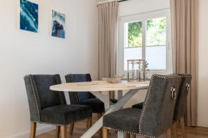 a dining room with a table and chairs at Ferienhaus Das Kleine Strandhaus Scharbeutz in Scharbeutz