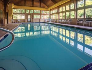 una grande piscina con sedie in un edificio di Club Wyndham Resort at Fairfield Mountains a Lake Lure