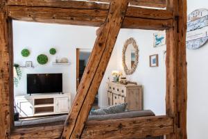 Cette chambre dispose d'une mezzanine et d'une télévision à écran plat. dans l'établissement Ferienwohnung Nordic Nature Loft in Travemünde direkt in der Vorderreihe inkl Privatsauna, à Travemünde