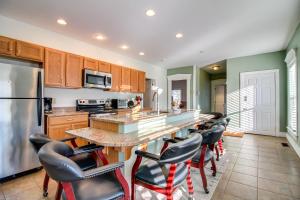 Dapur atau dapur kecil di All-Season Ludlow Apartment 3 Mi to Okemo Resort!