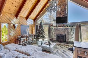 TV a/nebo společenská místnost v ubytování Lake Arrowhead Cabin with Hot Tub and Mountain Views!