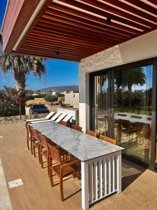 Balkón nebo terasa v ubytování Santa Barbara Seafront villas w jacuzzi pool