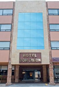 a building with a hotel dont show sign on it at Hotel Don Simón in Toluca