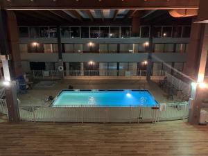 Riverside Hotel内部或周边的泳池