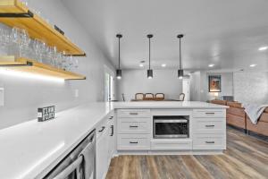 Køkken eller tekøkken på BlueBonnet Bungalow - Hot Tub & Fire Pit