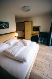 Кровать или кровати в номере Gasthof Schönau