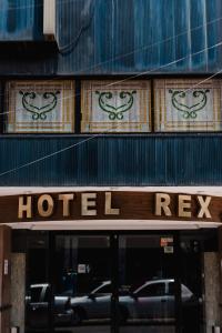 una señal de hotel en el lateral de un edificio en Hotel Rex, en Toluca
