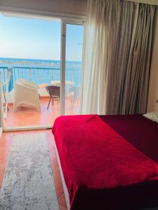Postel nebo postele na pokoji v ubytování شقه فندقيه porto marina