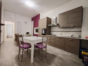 a kitchen with a table and chairs in a room at Fiera ILYM in Pero