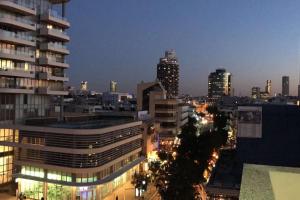 une vue d'une ville la nuit avec des bâtiments dans l'établissement TLV Penthouse With bomb shelter, Hottub and OutDoor Kitchen, à Tel Aviv