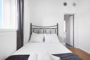 une chambre avec un grand lit avec des draps et des oreillers blancs dans l'établissement TLV Penthouse With bomb shelter, Hottub and OutDoor Kitchen, à Tel Aviv 31 autres photos