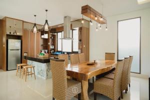Η κουζίνα ή μικρή κουζίνα στο Narwastu hill view Villa 6 bedrooms with a private swimming pool and a movie room