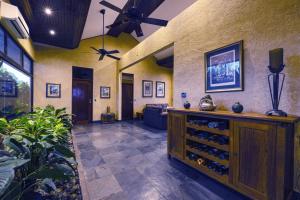 Televisyen dan/atau pusat hiburan di Beautiful estate in quiet surroundings close to beach