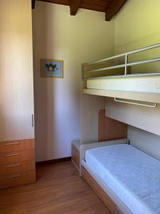 a bedroom with two bunk beds in a room at Motta Verde con piscina e tennis in Brisino