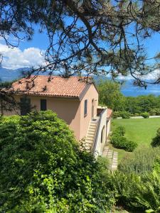 a house with stairs leading up to it at Motta Verde con piscina e tennis in Brisino
