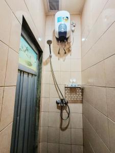 una doccia in un bagno con un soffione a parete di Anjuma Backpacker a Yogyakarta