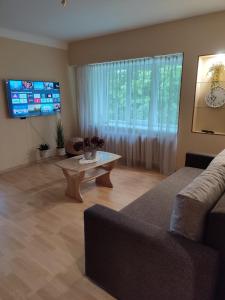 TV/trung tâm giải trí tại Two Bedroom apartment in city centre