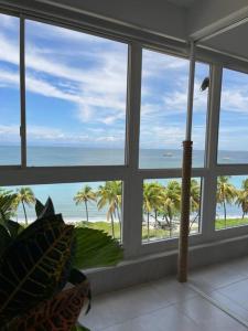 Habitación con vistas al océano y a las palmeras. en Ocean View. Acogedor Apartamento frente al mar en Porlamar