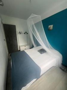 Postel nebo postele na pokoji v ubytování le rêve Marin appart t2 proche plage