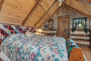 a bedroom with a bed and a wooden ceiling at Das Eck Haus - Cozy Cabin Getaway in Fredericksburg