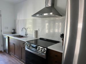 Dapur atau dapur kecil di Private Cottage - Panoramic River Views, Near Casino and Downtown +4 gambar
