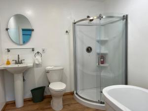 Bilik mandi di Private Cottage - Panoramic River Views, Near Casino and Downtown