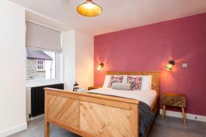 鲍内斯温德米尔Sheila's Cottage Bowness的一间带床和紫色墙壁的卧室