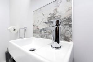 鲍内斯温德米尔Sheila's Cottage Bowness的浴室水槽上方设有水龙头 更多31张照片