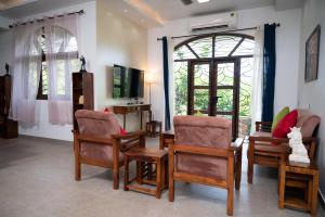 uma sala de estar com cadeiras e uma janela em TERRA VERDE ! A Sunset Villa at Varca, South Goa ! em Varca