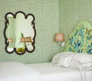 Ein Bett oder Betten in einem Zimmer der Unterkunft The Colony Hotel