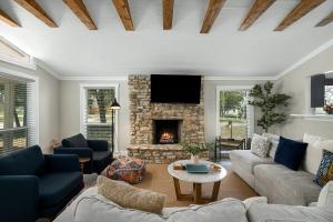 ein Wohnzimmer mit Couch und Kamin in der Unterkunft Hummingbird Haus - Sleeps 12 Cowboy Pool Firepit in Fredericksburg