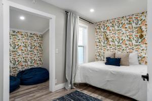 ein Schlafzimmer mit einem Bett und einem großen Fenster in der Unterkunft Hummingbird Haus - Sleeps 12 Cowboy Pool Firepit in Fredericksburg