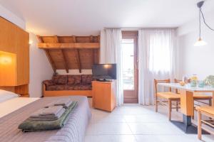 Μια τηλεόραση ή/και κέντρο ψυχαγωγίας στο Comano Vacanze Appartamenti