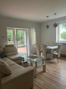 レンボルクにあるApartament Park Lęborkのソファとテーブルと椅子のあるリビングルーム