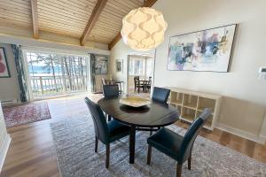 ein Esszimmer mit Tisch und Stühlen in der Unterkunft Ocean Front, Eagle at the Oregon House, Stairs to the Beach! in Searose Beach