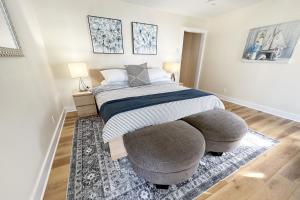 ein Schlafzimmer mit einem Bett und einem Stuhl in der Unterkunft Ocean Front, Eagle at the Oregon House, Stairs to the Beach! in Searose Beach