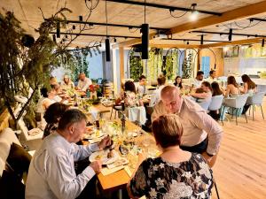 En restaurant eller et spisested på Hamr Divci Kamen