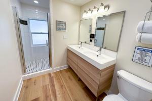 ein Badezimmer mit Waschbecken, Dusche und Toilette in der Unterkunft Ocean Front, Eagle at the Oregon House, Stairs to the Beach! in Searose Beach + 29 Fotos